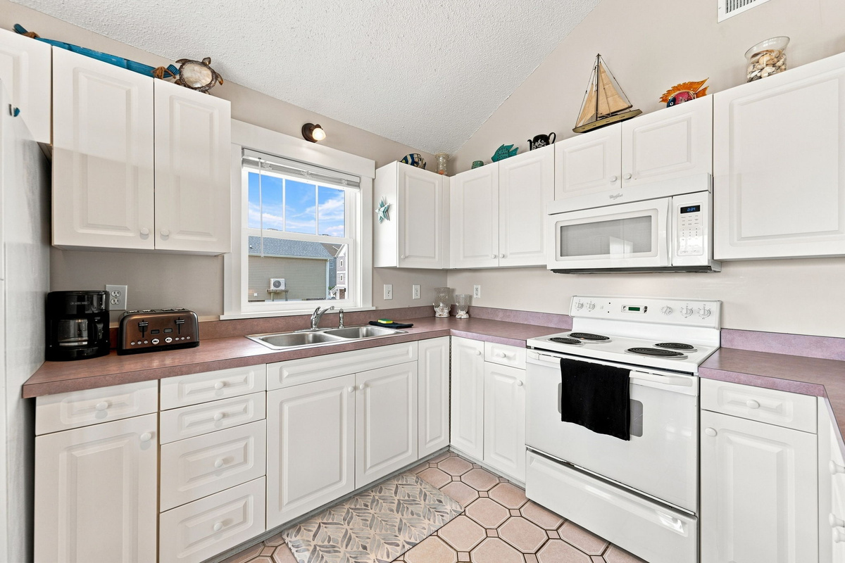 From breakfast before the beach to family dinners after sunset, this well-stocked kitchen is ready for every meal