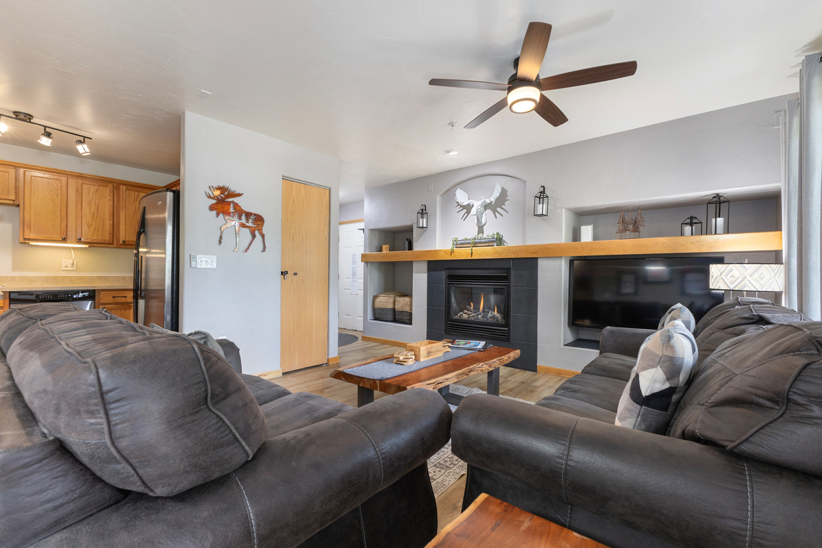 Living Area | Gas Fireplace | Smart TV