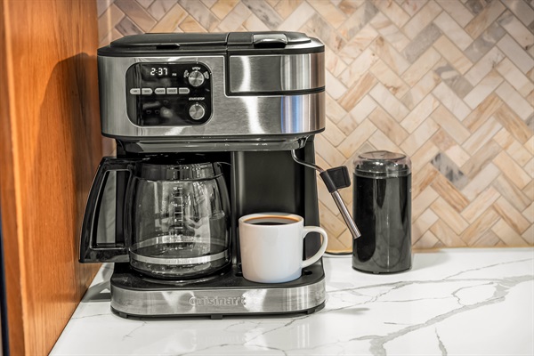 ☕️✨ Coffee’s covered! Brew a fresh pot in the fully stocked kitchen—perfect for slow mornings, sunrise sips, and getting adventure-ready 🌄