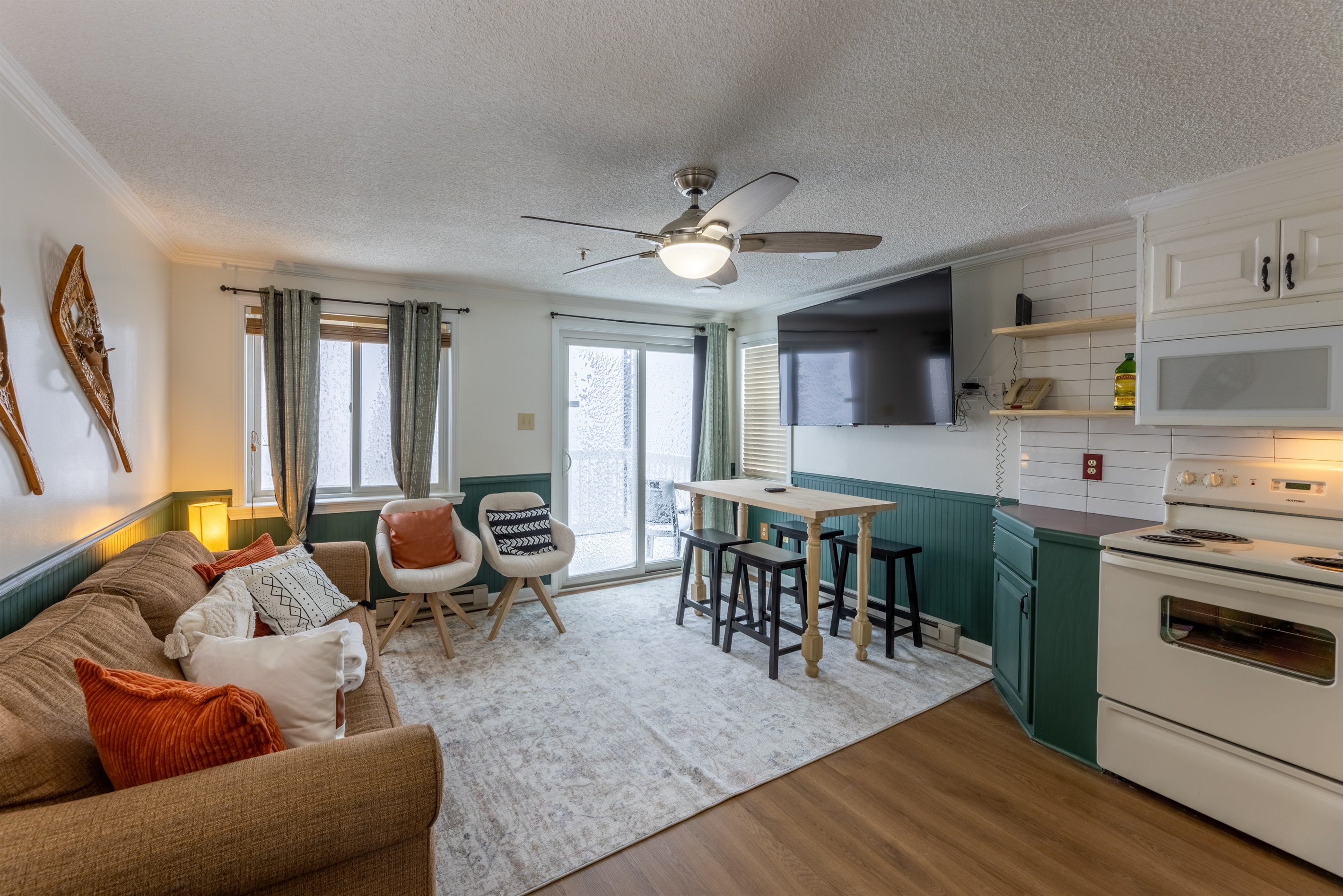 Snowshoe Ski-In/Ski-Out Steps to Ballhooter Lift Mountain Lodge Condo