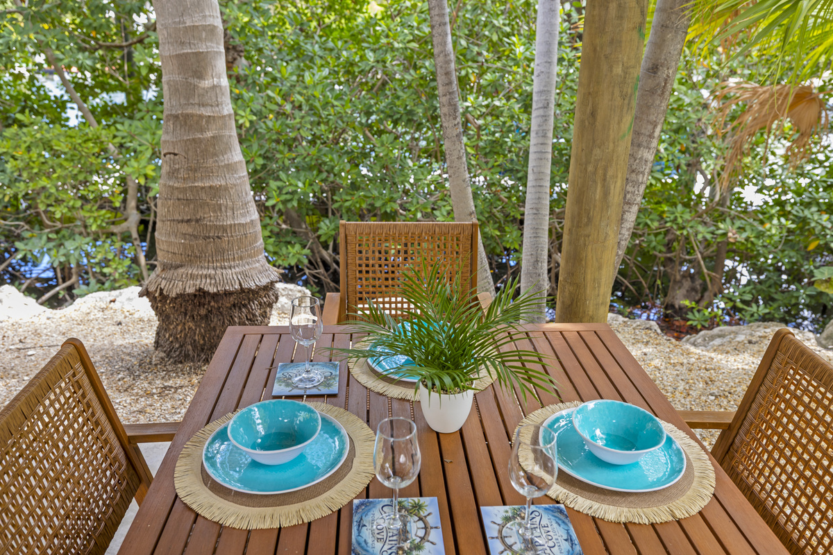 Dine under the tiki hut surrounded by palm trees in every direciton.