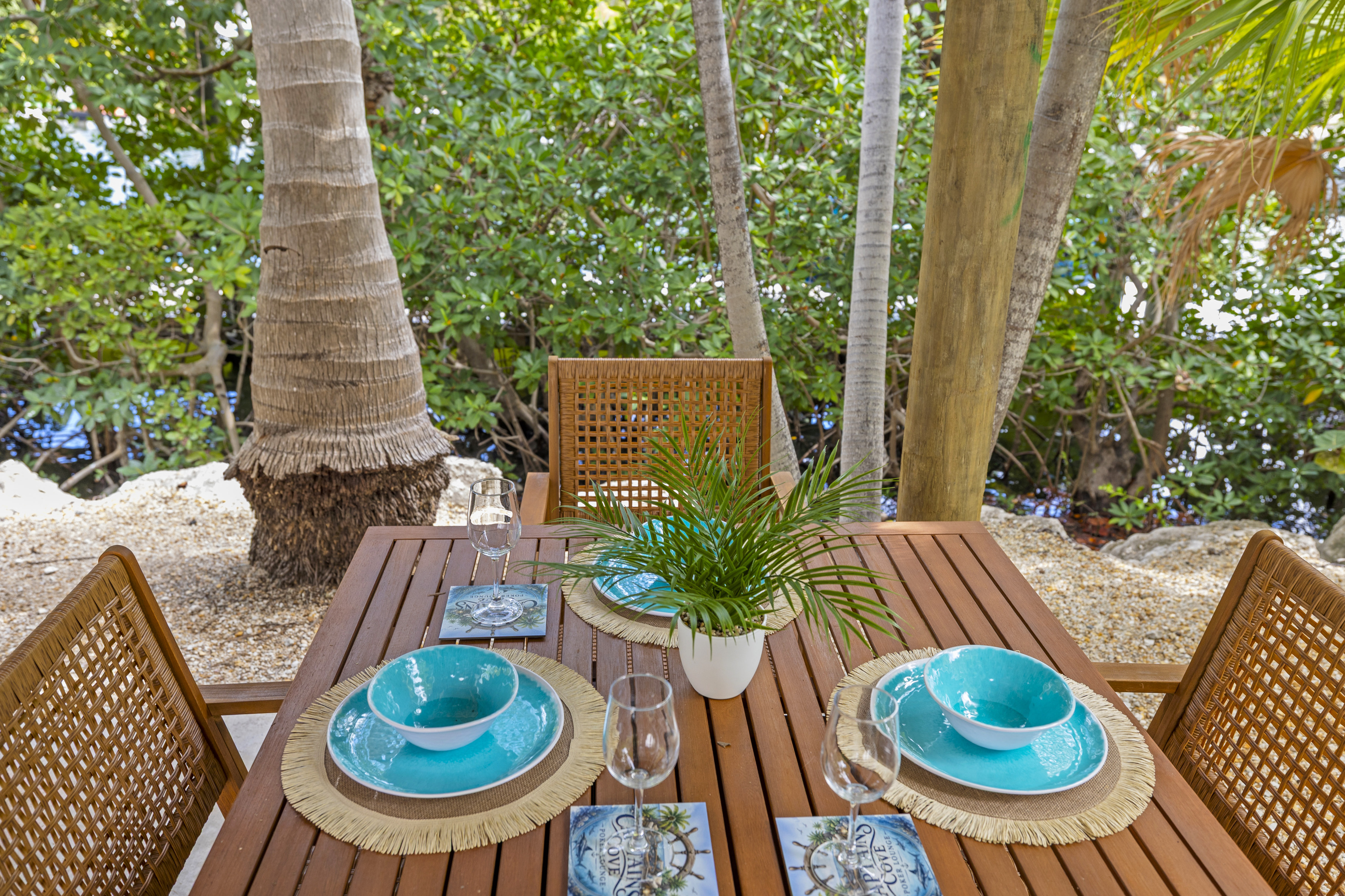 Dine under the tiki hut surrounded by palm trees in every direciton.