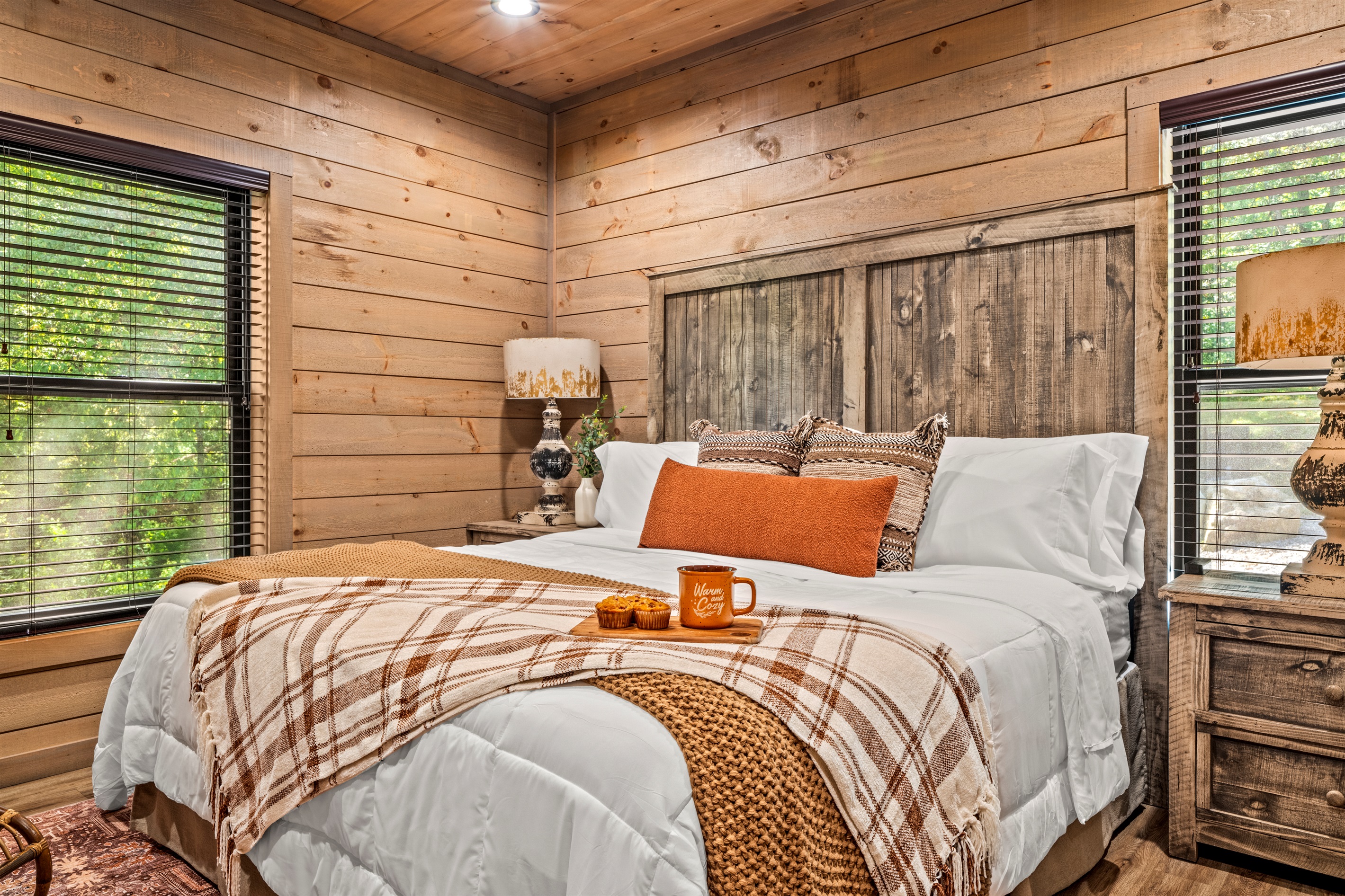 🧡 Wake up to forest views and cozy cabin vibes in this main level King bedroom. This bed practically insists on lazy mornings and muffin breakfasts.