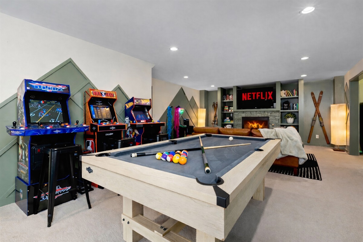 Game nights, movie nights, and everything in between. 🎮🍿 Arcade games, pool table, cozy fireplace, and Netflix on the big screen because this is where everyone gathers after a full day of fun.