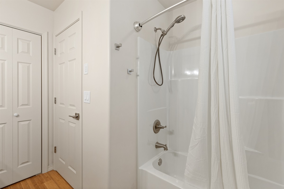 Full bath-Upper level