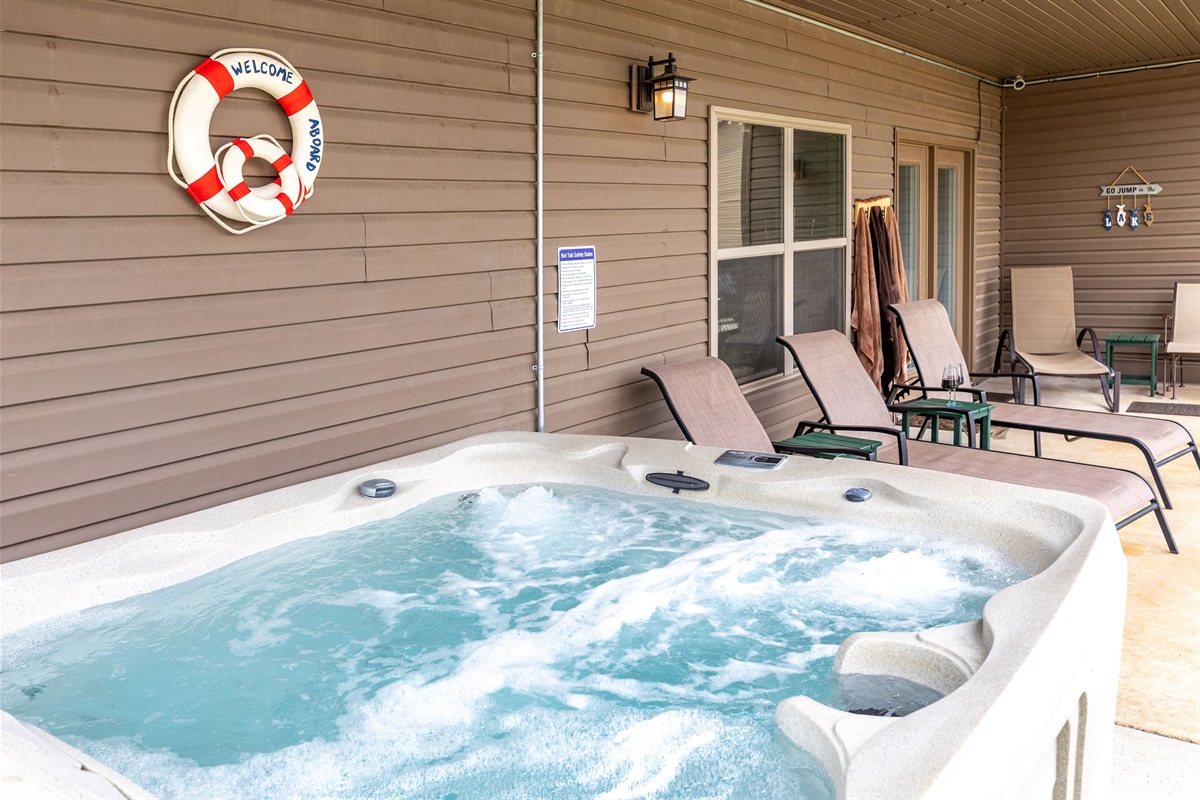 Relax in the hot tub or bath in the sun!