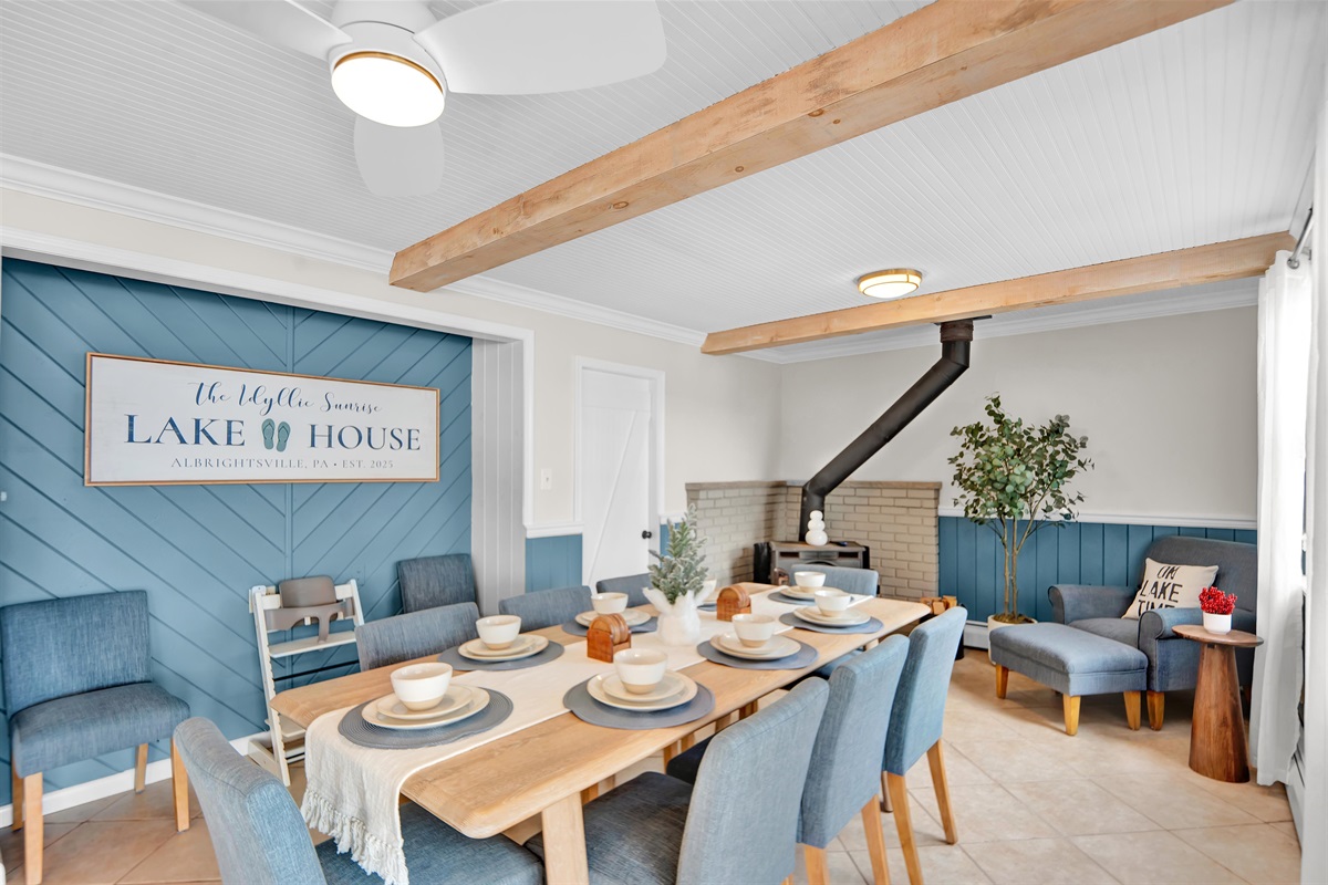 Meals taste better with a lakefront backdrop.