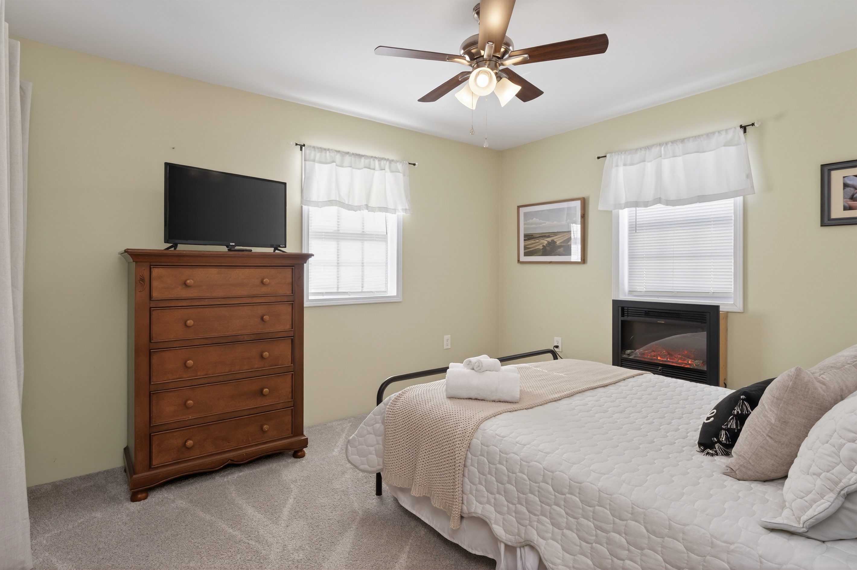 Main House Queen bedroom