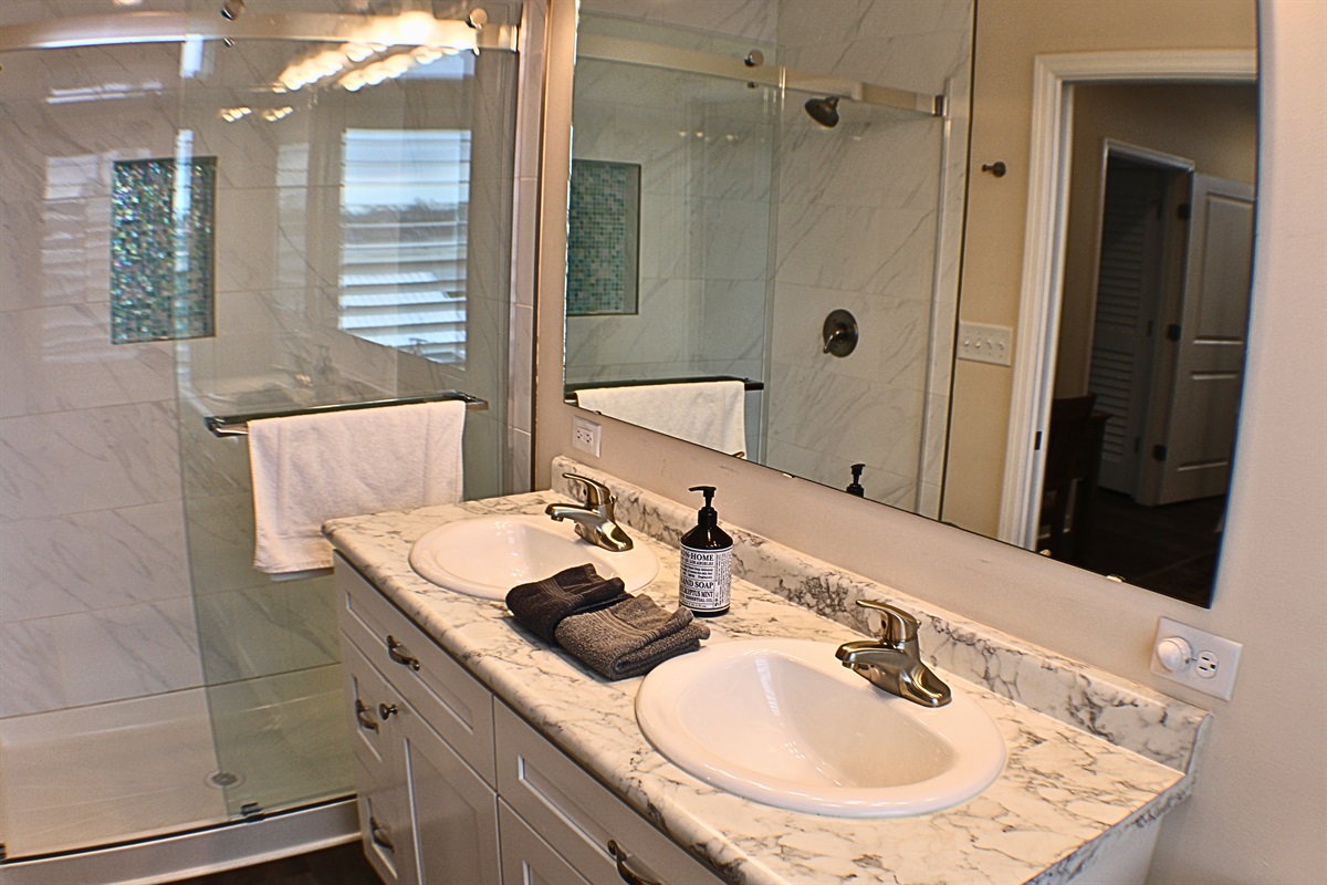 Ensuite Oasis: Elegant modern fixtures, and plush towels create a serene retreat.