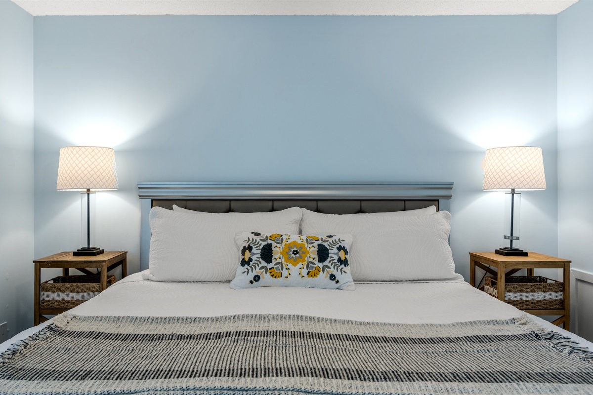 Large Main Bedroom with King bed.