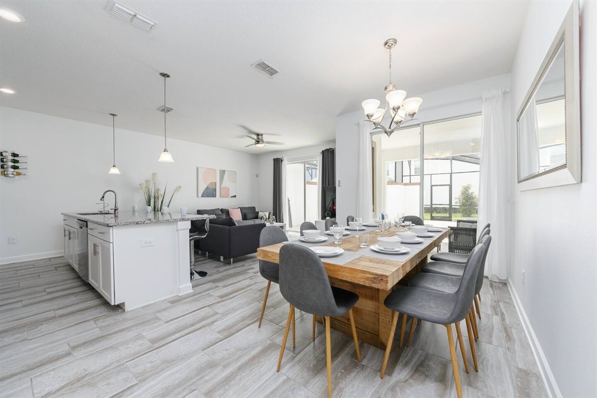 The open floor plan integrates the common areas, for your family to spend quality time together