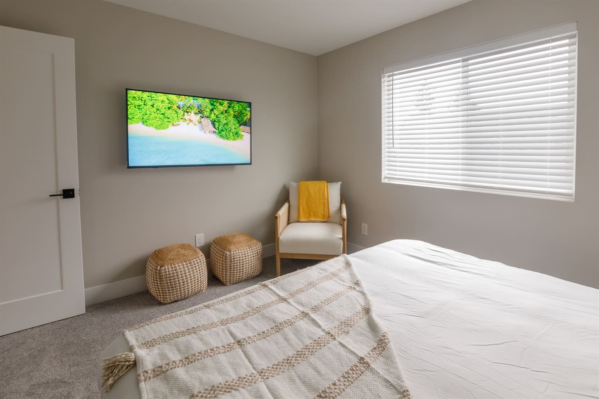 King bed with a medium-firm mattress and a 50-inch TV. ️