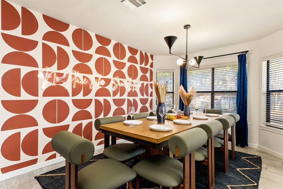 ️ Host dinner in style with seating for 10 and a bold, modern aesthetic. Whether it's a family feast, team celebration, or holiday gathering, this space brings your group together in a setting that’s as memorable as your trip.