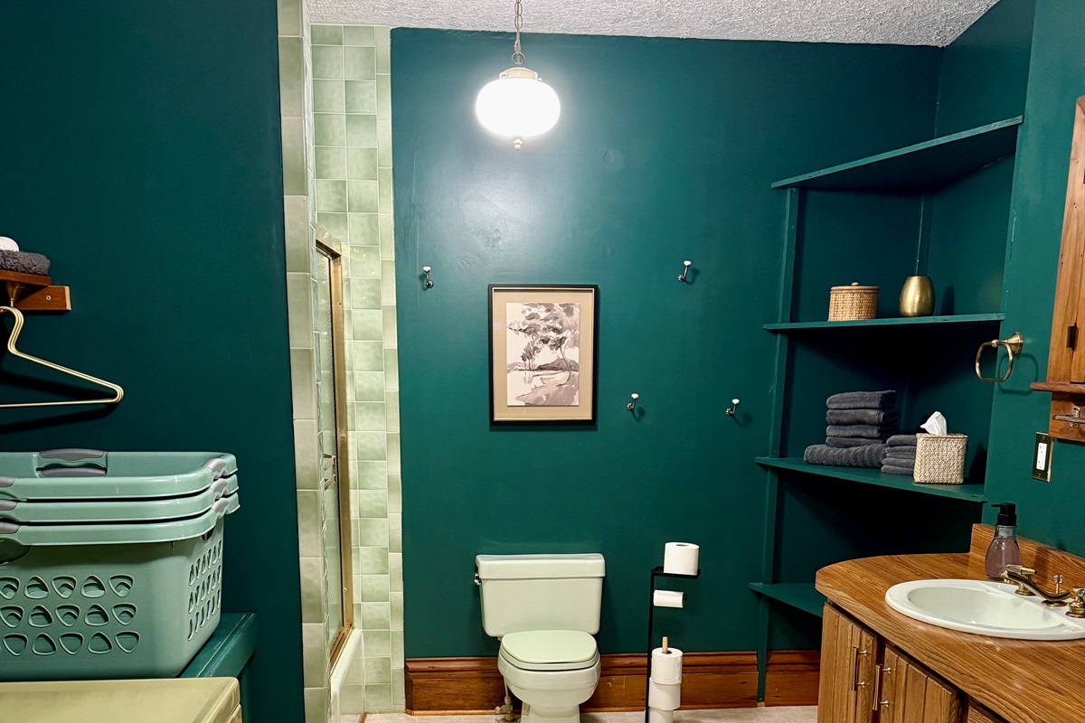 Large Bathroom, Main Floor