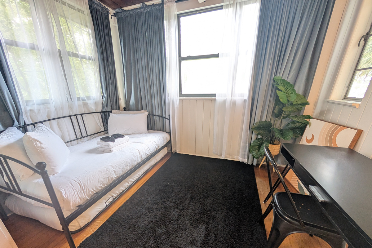 Office space with day bed and trundle