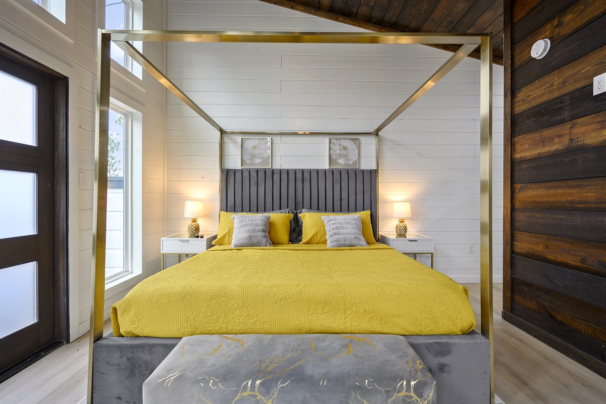 Upstairs Bedroom with King 🛌