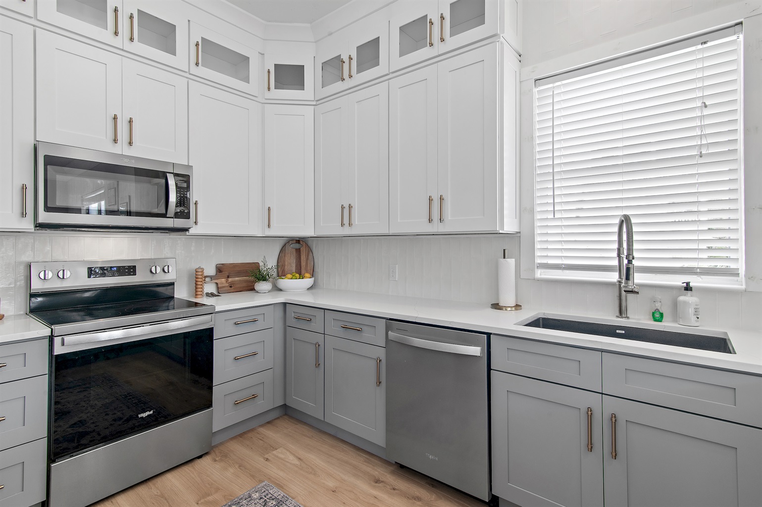 Updated Fully Stocked Kitchen