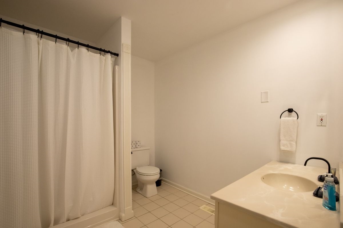 Bathroom Oasis: Bright space with modern fixtures and a refreshing shower for your relaxation!

