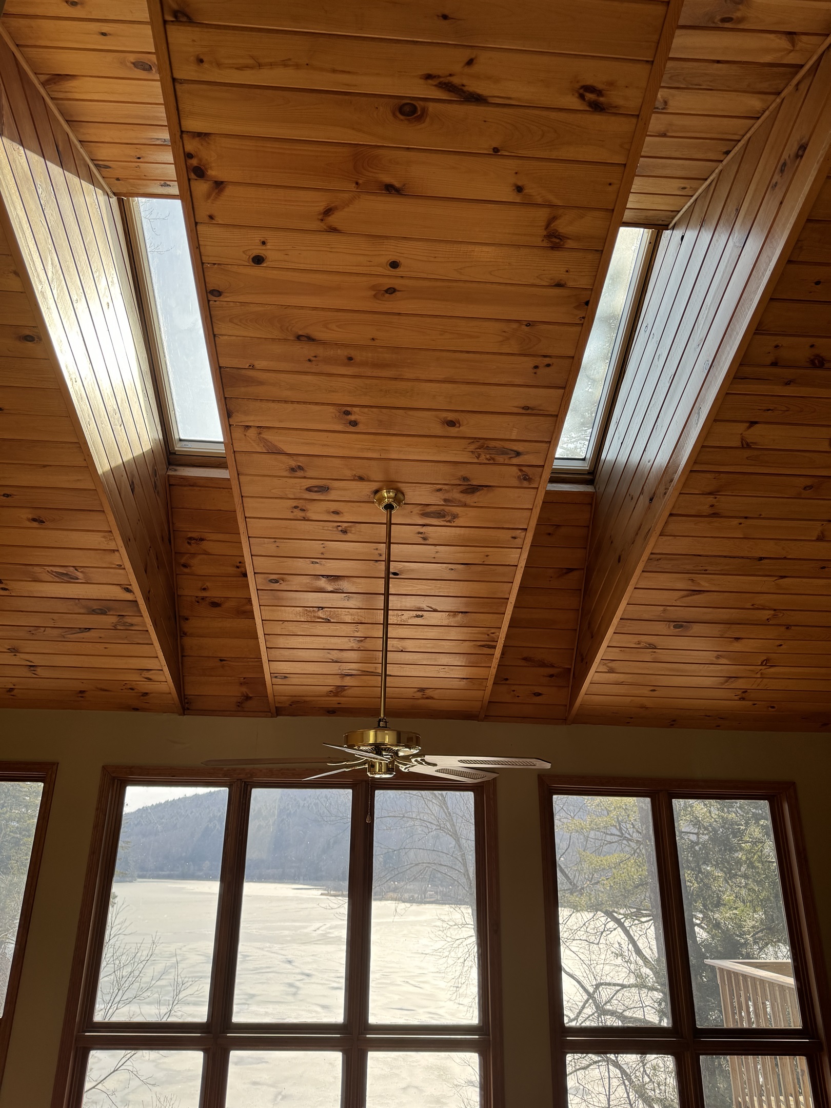 Camp Havon tall cathedral ceilings, skylights and floor to ceiling windows make you feel like you are outside!