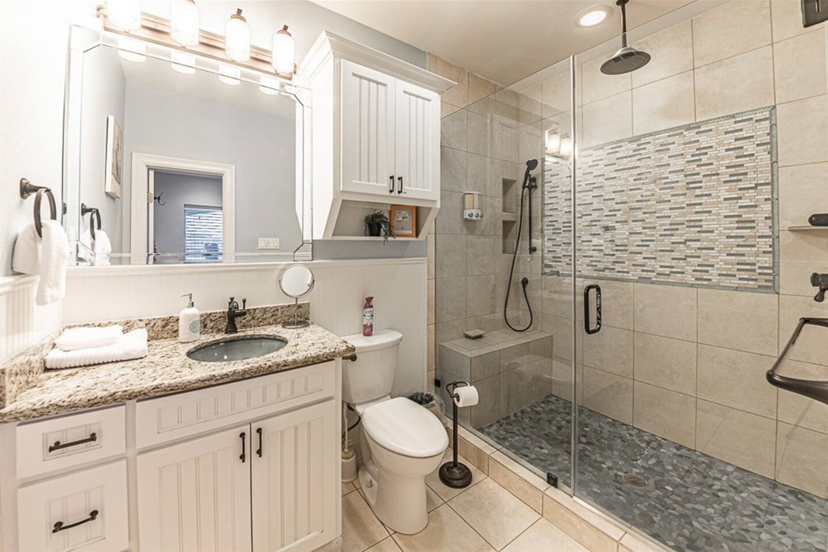 Gorgeous Master Bathroom w/Rainshower