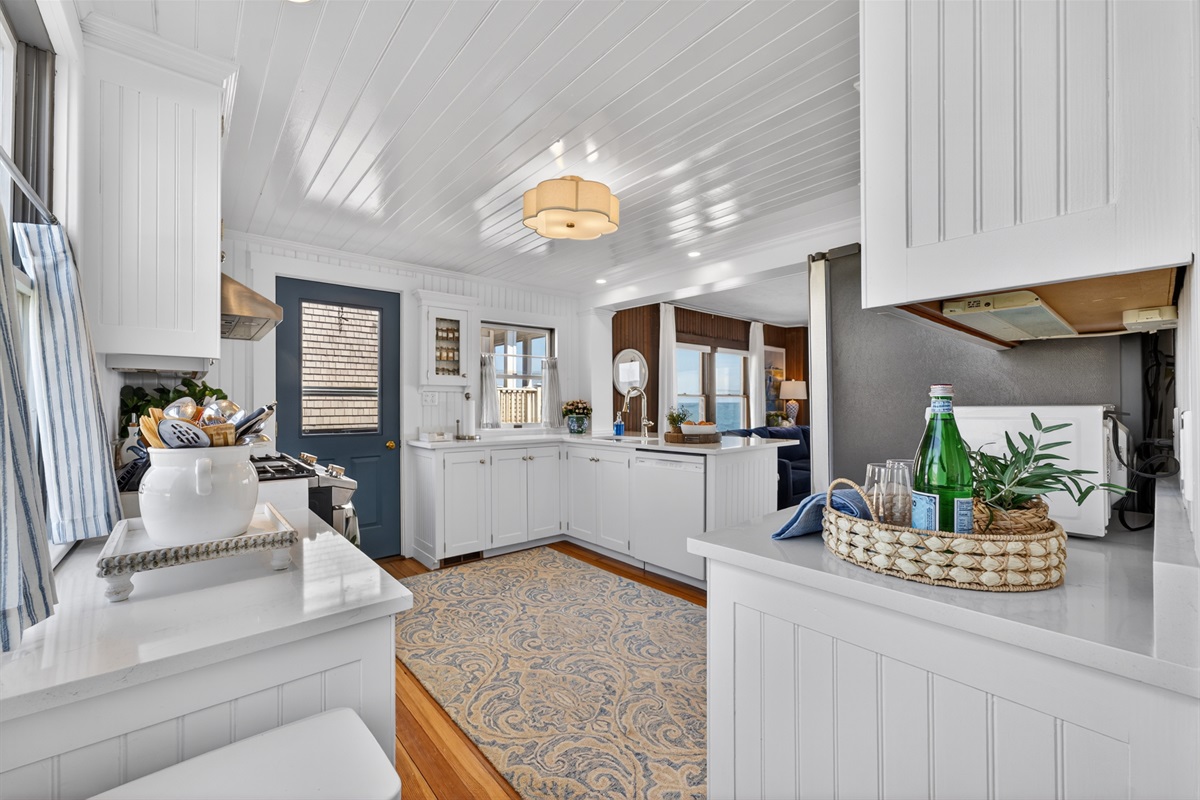 Prepare your favorite meals in this cozy, fully stocked kitchen with all the essentials provided. 🍽️