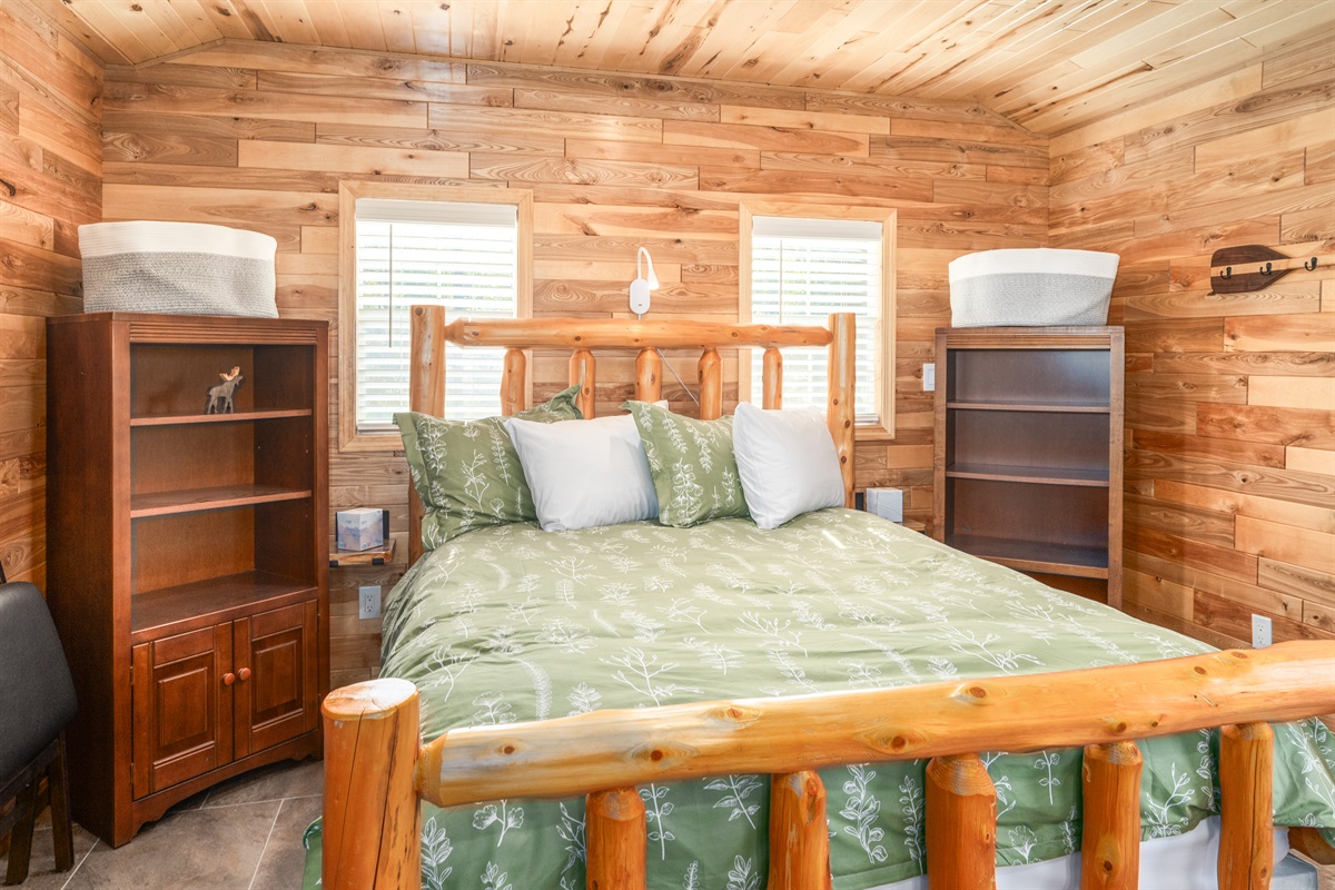 Pine Cabin - Queen Bed