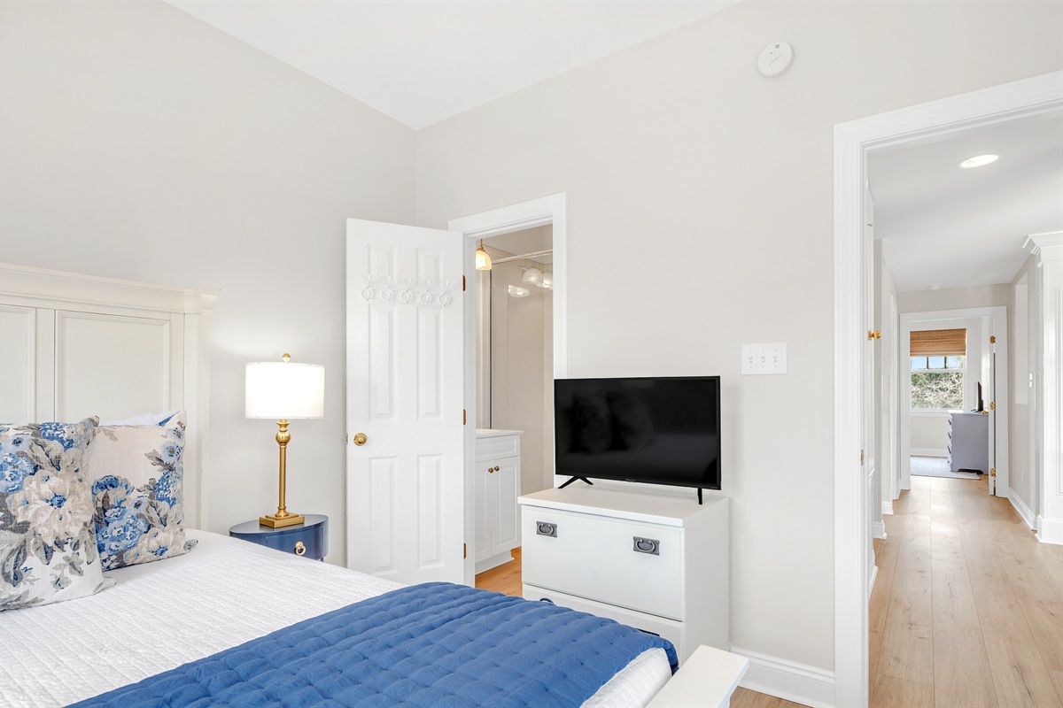 3rd Bedroom Upstairs (Queen)