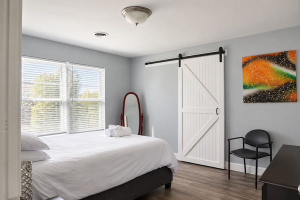 Bright Retreat: Vintage charm meets modern comfort in this chic room with stylish decor!