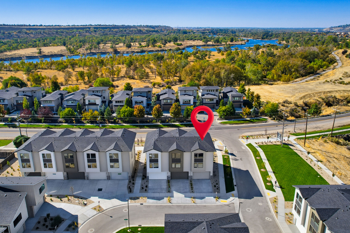 Corner lot location in a townhouse community near the foothills, Boise River, and Lucky Peak Reservoir. Minutes from Micron!