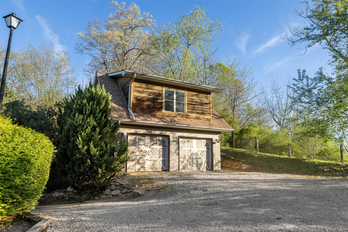 Charming exterior: Embrace mountain views and tranquility in this beautiful Waynesville retreat!