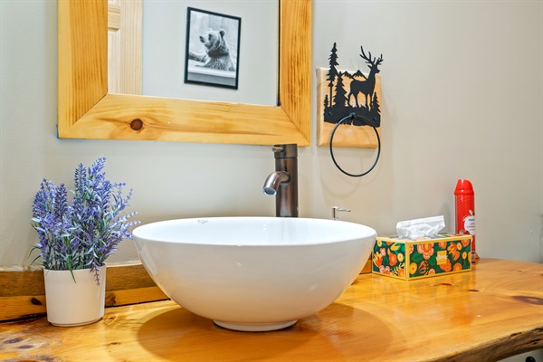 Another guest-ready bathroom featuring a full tub and all the essentials.