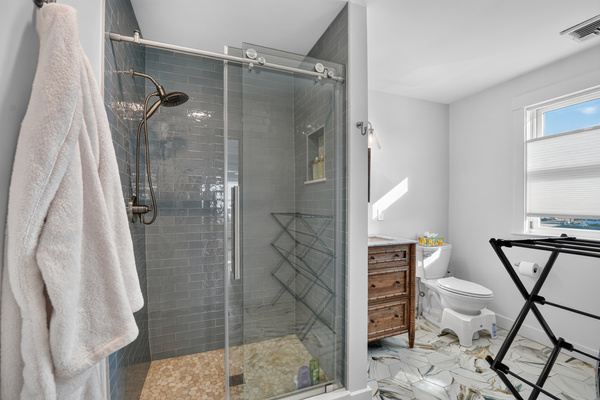 A modern bathroom with clean finishes and everything you need for a comfortable stay.
