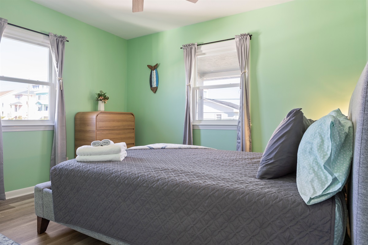 Bedroom 2: Queen bed