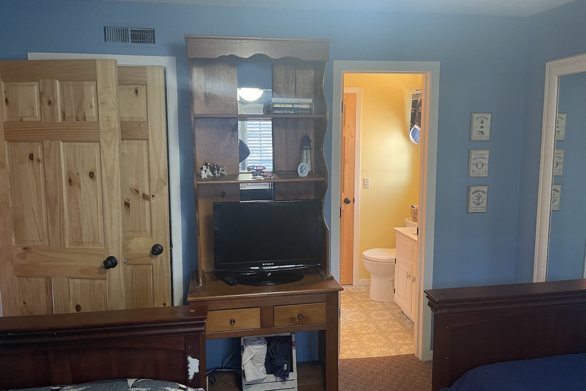 Upper Bedroom - 2 Twin Beds with smart TV and Jack and Jill Bathroom