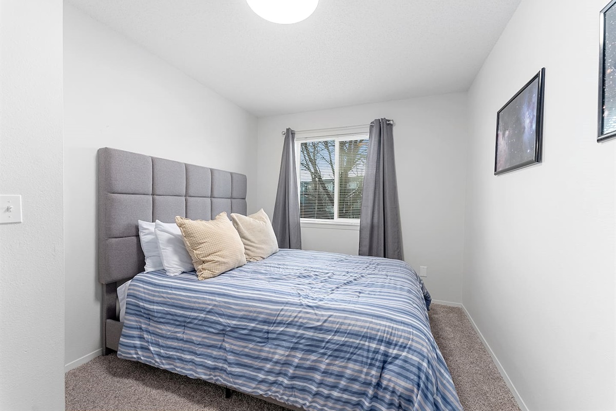 Main bedroom 2. Queen size bed. 