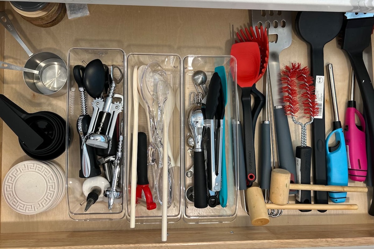 Cutlery available on kitchen drawers