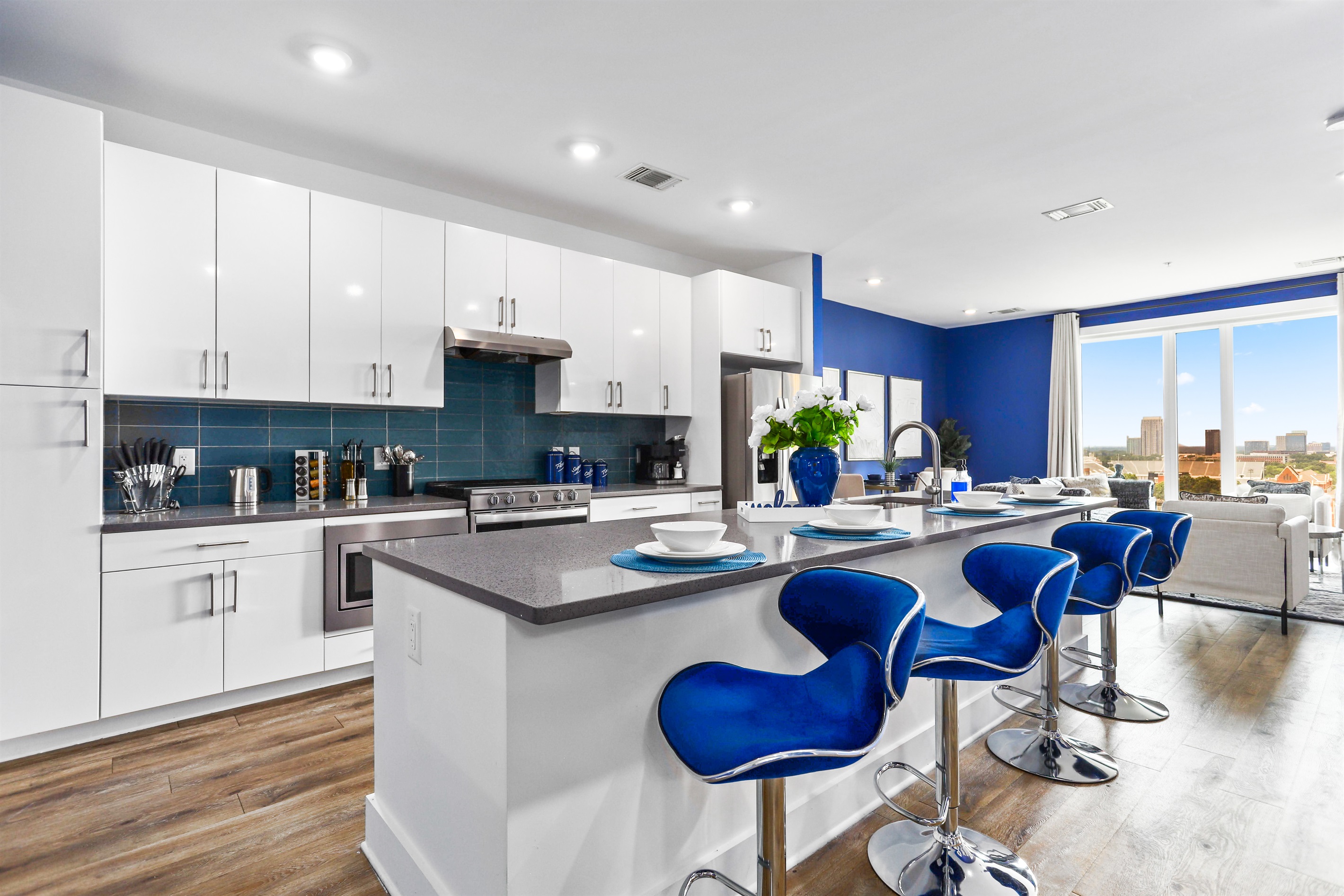 Midnight Oasis – A short term furnished 2BR in DTN ATL – Rooftop Pool & Gym 4