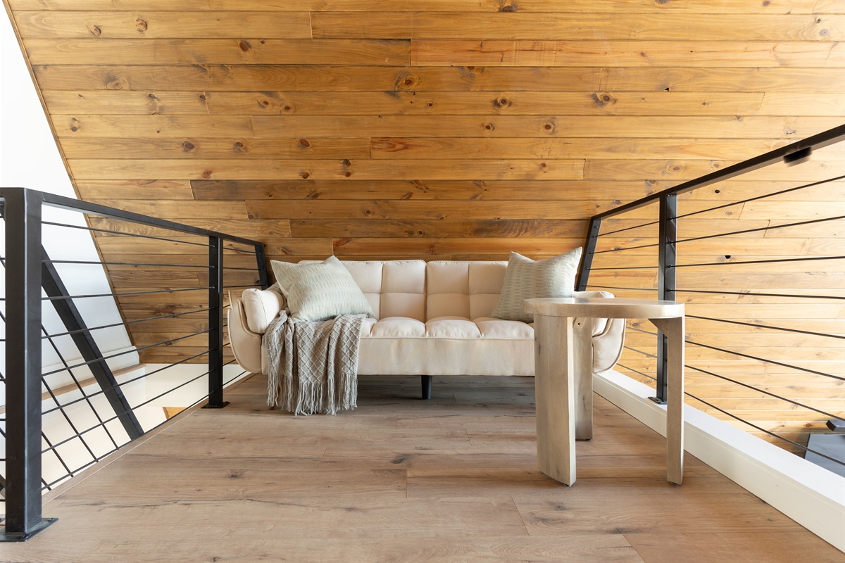 Comeback Upstairs Loft w/ Futon