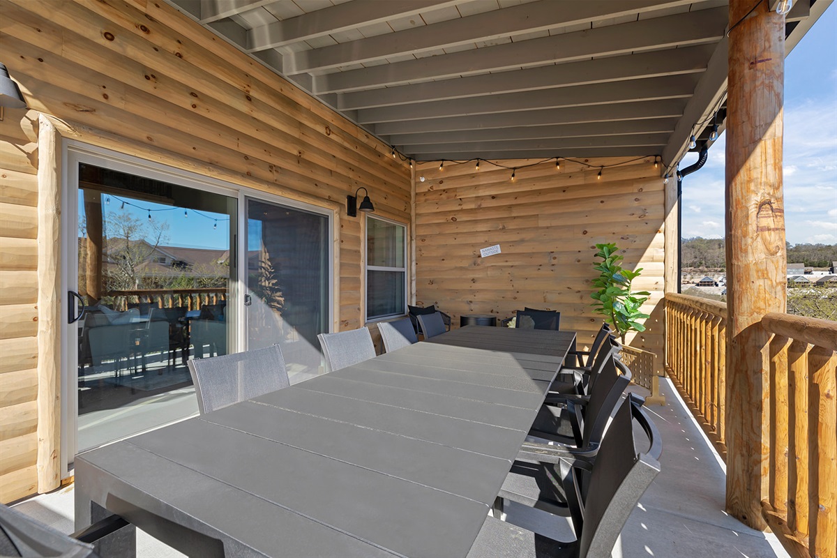 Outside dining table for the whole family!