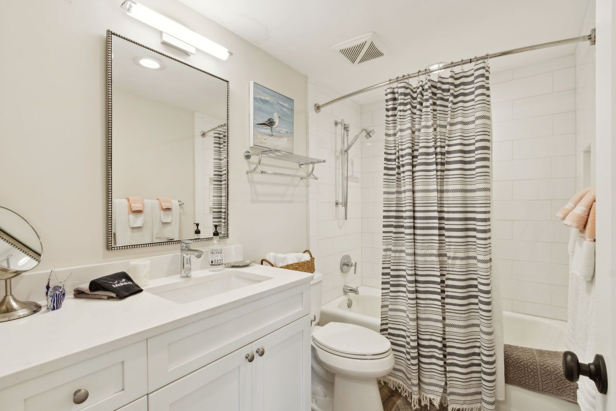 KING SUITE BATH-Shower TUB conbo