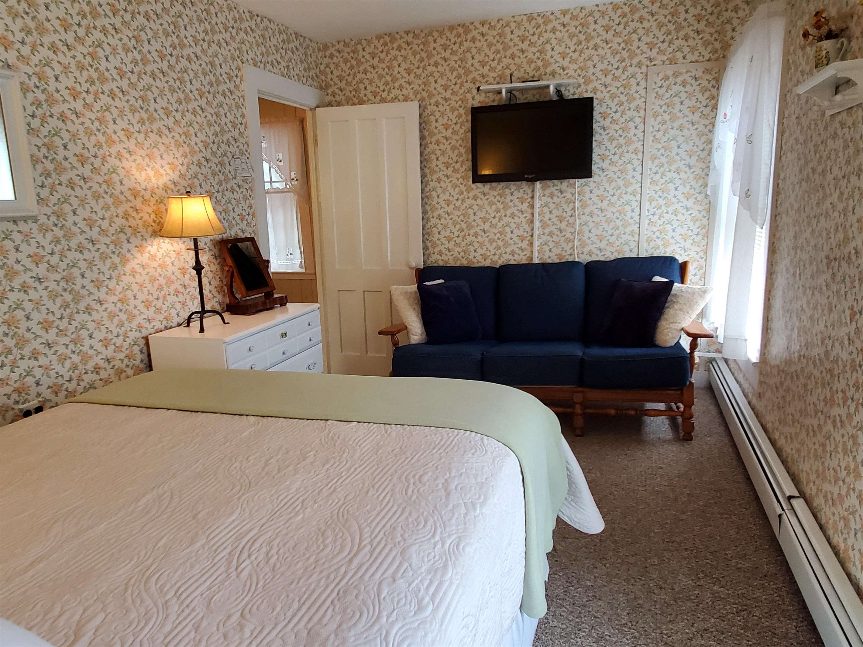 Queen bedroom w/ TV