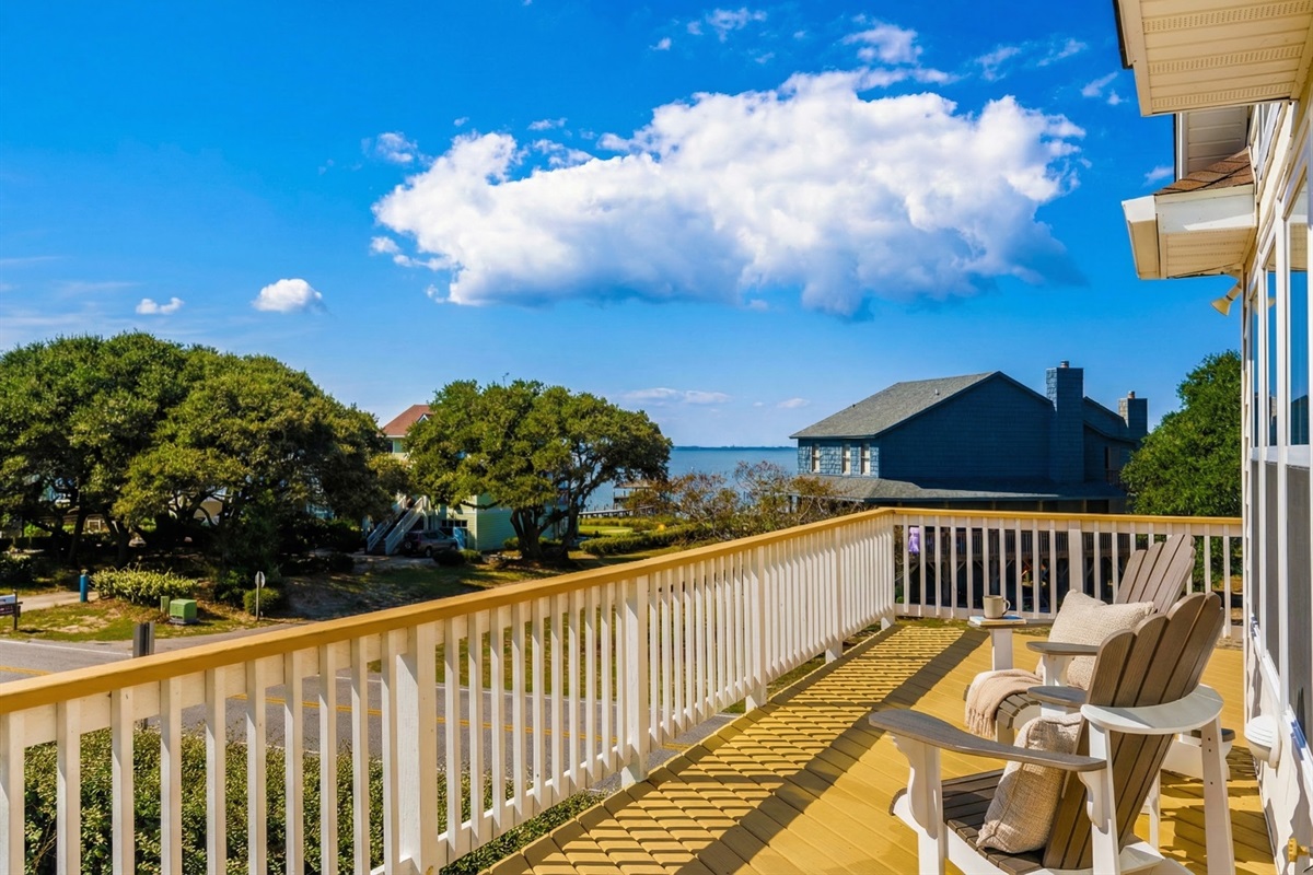 Expansive Top-Level Deck – Relax with Stunning Views!
