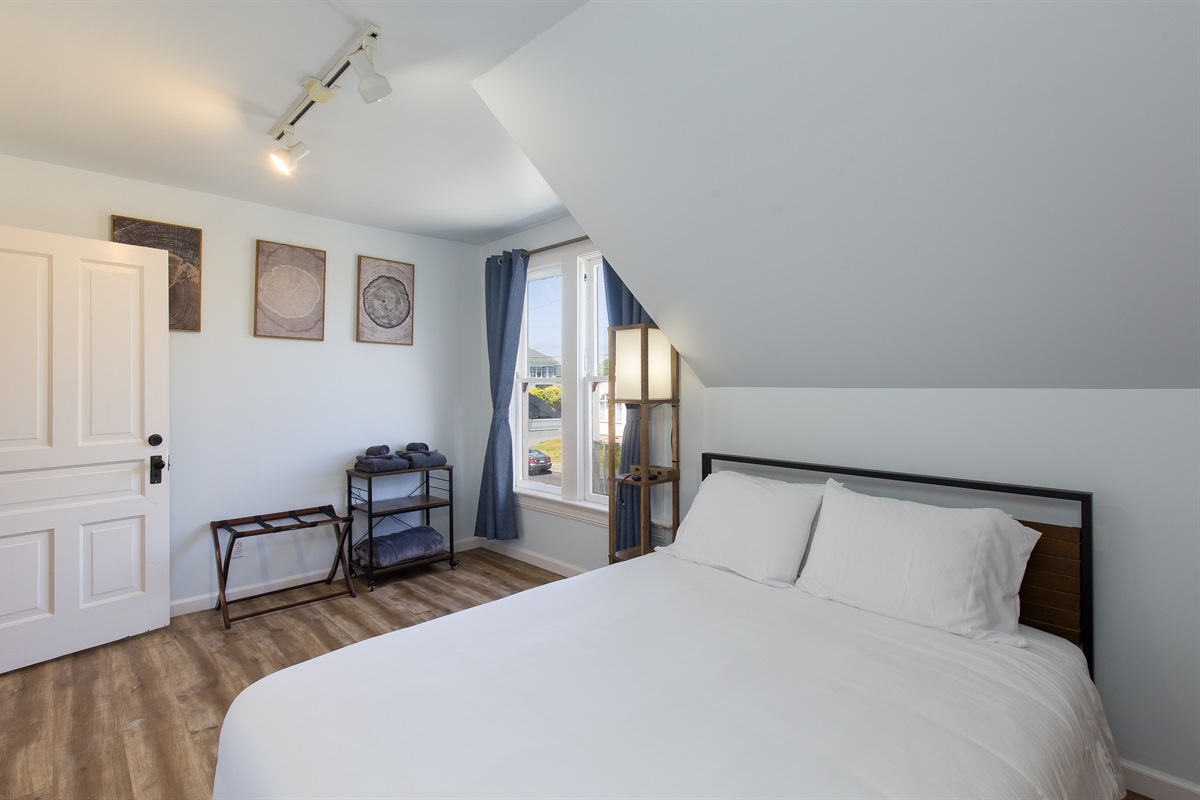 Bedroom 4 with queen bed