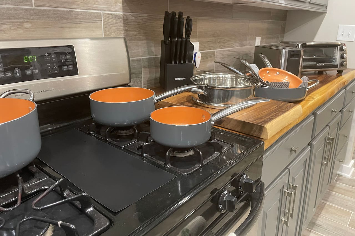 Full set of pans, knives, toaster, toaster oven-
