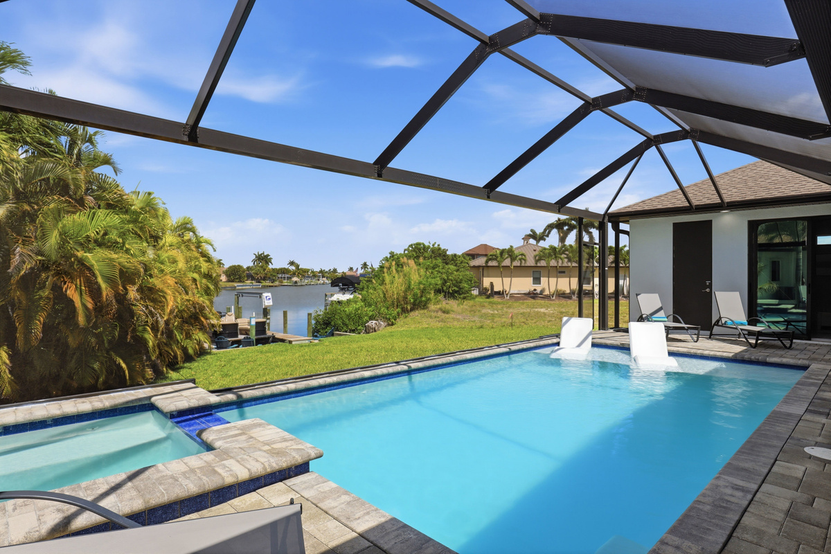 Large pool w/spillover spa overlooking the canal