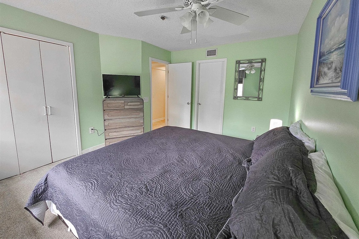 Main Bedroom - King bed