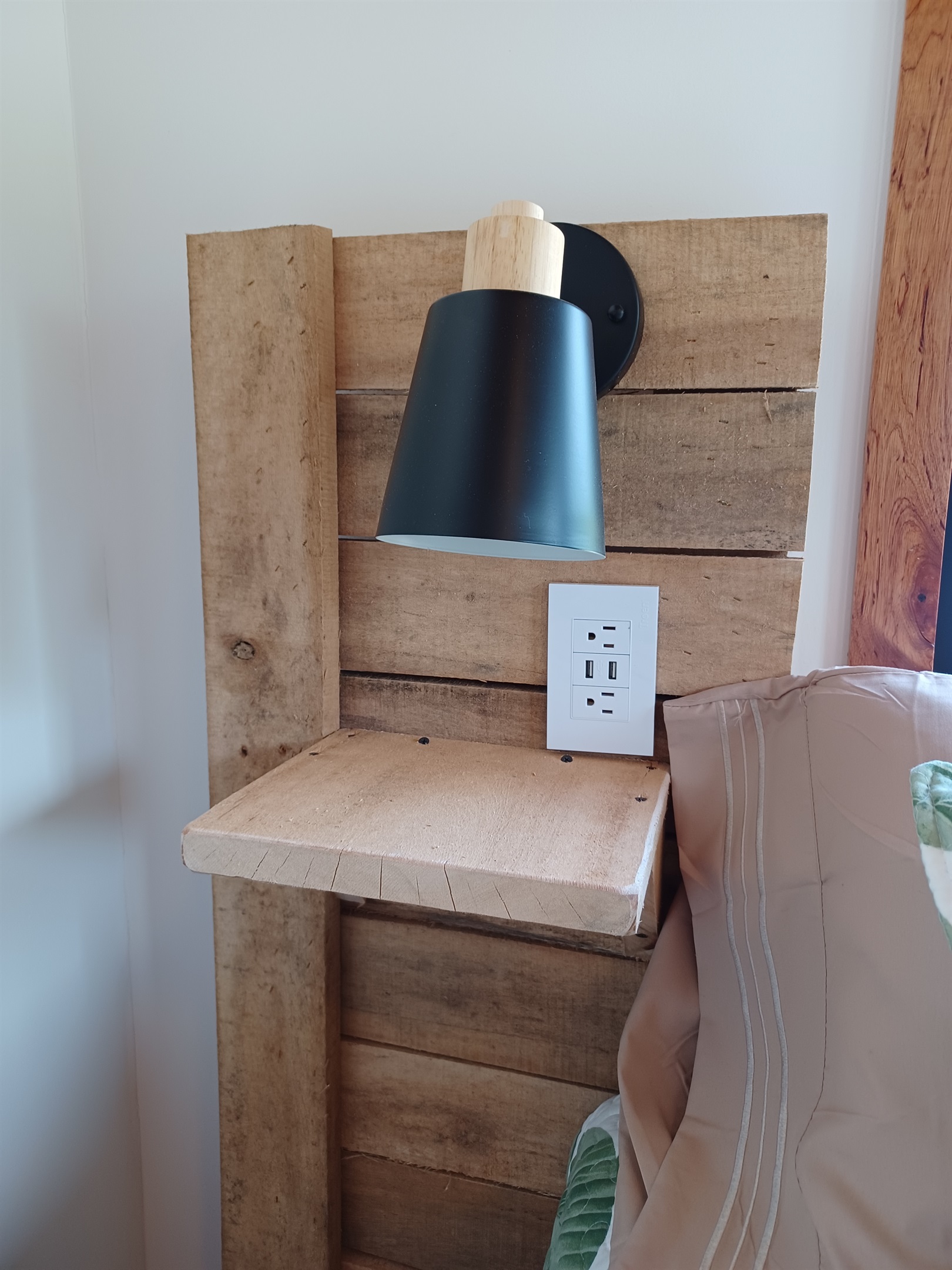 Starfish bedside lamp with plugs