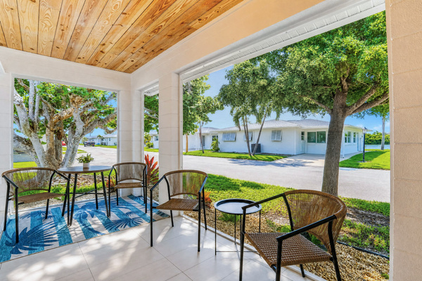Relax on the screened lanai and enjoy the tropical surroundings and peek-a-boo view of beautiful Lemon Bay.
