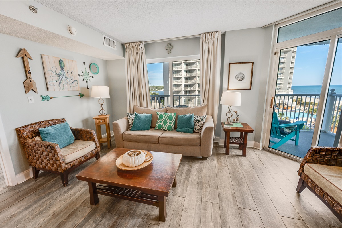 Living Room with Stunning Views🌊☀️