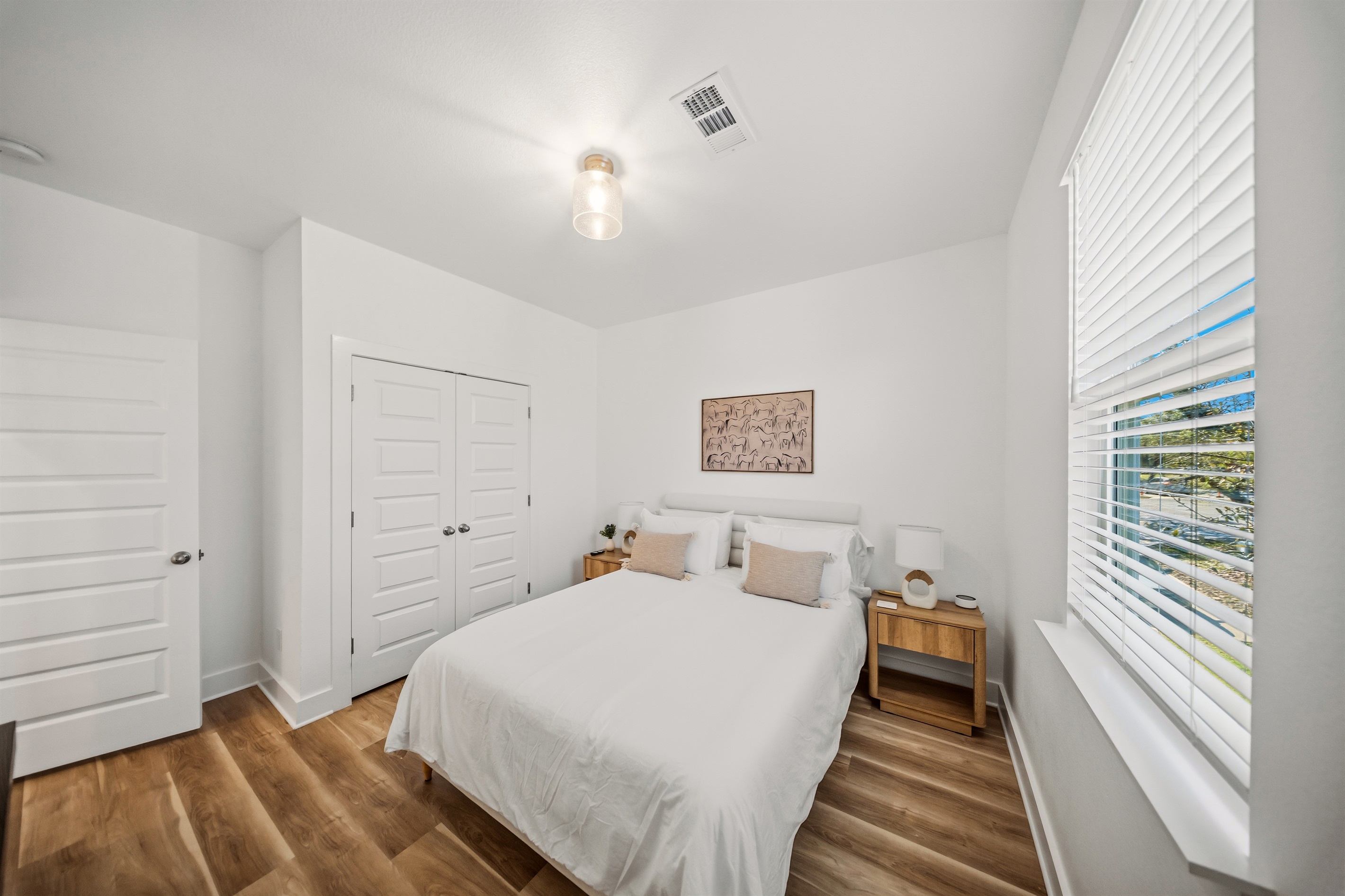 Additional bedroom with queen bed